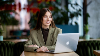 Edukacja i zarządzanie bezpieczeństwem i higieną pracy | Studia I stopnia w Gdańsku | Uniwersytet WSB Merito w Gdańsku: Studentka w kawiarni siedzi przy laptopie