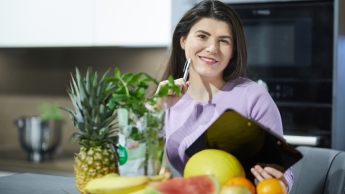 studentka-owoce-dietetyka