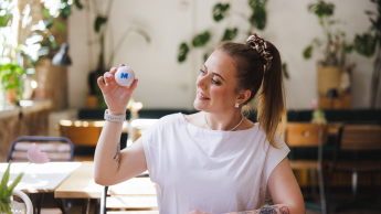 Bezpieczeństwo i higiena pracy (certyfikat ISO 45001:2018) | Studia I stopnia w Gdańsku | Uniwersytet WSB Merito w Gdańsku: Studentka z piłeczką antystresową Merito w ręku