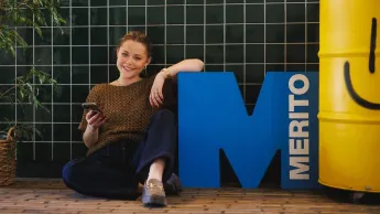 Wyniki wyszukiwania | Uniwersytet WSB Merito w Gdańsku: Studentka z logotypem-sygnetem 