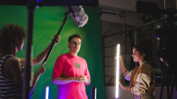 Marketing i social media | Studia I stopnia w Gdańsku | Uniwersytet WSB Merito w Gdańsku: Studenci tworzą materiał video podczas zajęć w studio