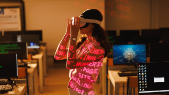 Informatyka | Studia I stopnia w Gdańsku | Uniwersytet WSB Merito w Gdańsku: Dziewczyna w googlach VR