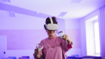 Zarządzanie projektami i usługami IT | Studia II stopnia ze studiami podyplomowymi  | Uniwersytet WSB Merito w Gdańsku: Studentka podczas symulacji VR