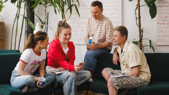 Podatki i doradztwo podatkowe | Studia II stopnia ze studiami podyplomowymi  | Uniwersytet WSB Merito w Gdańsku: Studenci podczas spotkania w kawiarni