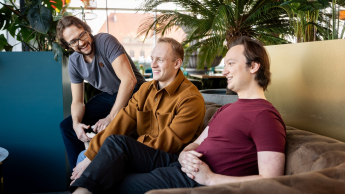 Front-end Developer | Studia I stopnia w Gdańsku | Uniwersytet WSB Merito w Gdańsku: Studenci podczas swobodnej rozmowy w kawiarni 