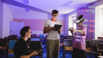 Informatyka | Studia I stopnia w Gdańsku | Uniwersytet WSB Merito w Gdańsku: Studenci podczas zajęć z użyciem VR