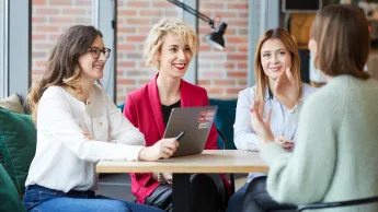 Zarządzanie zasobami ludzkimi z certyfikatem Franklin Univeristy | Studia podyplomowe w Gdańsku | Uniwersytet WSB Merito w Gdańsku: Kobiety w kawiarni rozmawiają przy laptopie