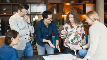 Zarządzanie zasobami ludzkimi z certyfikatem Franklin Univeristy | Uniwersytet WSB Merito w Gdańsku: Grupa słuchaczy studiów podyplomowych pracuje nad zagadnieniem