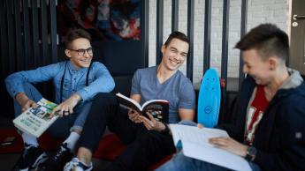 Psychokryminalistyka | Studia II stopnia ze studiami podyplomowymi  | Uniwersytet WSB Merito w Gdańsku: Studenci w strefie studentka przy książkach