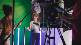 Film w mediach cyfrowych | Uniwersytet WSB Merito w Gdańsku: Studentka w studio podczas nagrania