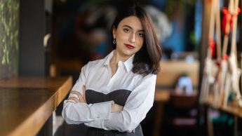 Rachunkowość i controlling | Studia II stopnia ze studiami podyplomowymi  | Uniwersytet WSB Merito w Gdańsku: Studentka na zdjęciu biznesowym w czarno-białej garsonce