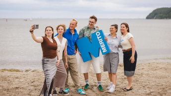 Zarządzanie zasobami ludzkimi | Studia I stopnia w Gdańsku | Uniwersytet WSB Merito w Gdańsku: Studenci na plaży w Gdyni z sygnetem M