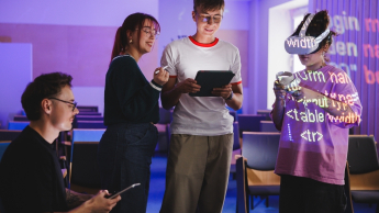 Negocjacje i mediacje w biznesie | Studia I stopnia w Gdańsku | Uniwersytet WSB Merito w Gdańsku: Grupa studentów podczas warsztatów z symulacji VR