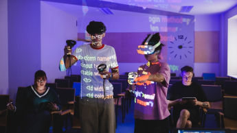 Bezpieczeństwo w cyberprzestrzeni | Studia I stopnia w Gdańsku | Uniwersytet WSB Merito w Gdańsku: Studenci podczas symulacji VR