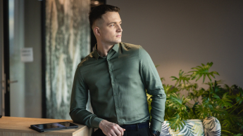 Transport morski i lotniczy | Studia I stopnia w Gdańsku | Uniwersytet WSB Merito w Gdańsku: Student w koszuli o kolorze khaki