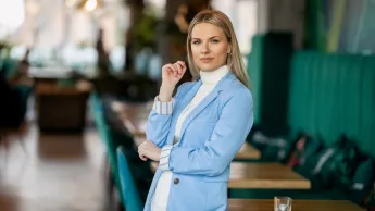 Zarządzanie zasobami ludzkimi | Studia II stopnia ze studiami podyplomowymi  | Uniwersytet WSB Merito w Gdańsku: Studentka w błękitnym garniturze