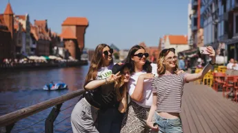 Digital marketing | Studia II stopnia w Gdańsku | Uniwersytet WSB Merito w Gdańsku: Selfie studentek przy Motławie i Żurawiu
