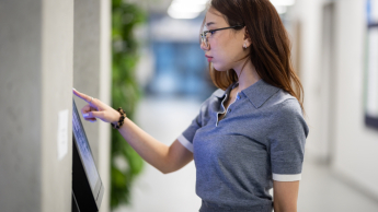 Bankowość 4.0 i finanse cyfrowe | Studia I stopnia w Gdańsku | Uniwersytet WSB Merito w Gdańsku: Studentka przy ekranie dotykowym