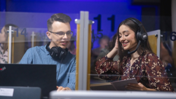 Trener umiejętności językowych w biznesie | Studia I stopnia w Gdańsku | Uniwersytet WSB Merito w Gdańsku: Studenci podczas tłumaczenia w kabinach 