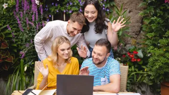 Marketing cyfrowy i grafika reklamowa | Studia I stopnia w Gdańsku | Uniwersytet WSB Merito w Gdańsku: Studenci na dworzu pracują przy komputerze