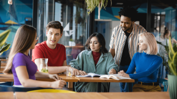 Język angielski w biznesie | Studia I stopnia w Gdańsku | Uniwersytet WSB Merito w Gdańsku: Studenci omawiają notatki