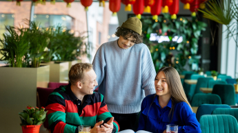 Zarządzanie zasobami ludzkimi | Studia II stopnia ze studiami podyplomowymi  | Uniwersytet WSB Merito w Gdańsku: Studenci w kawiarni przy książce