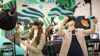 Komunikacja cyfrowa i media kreatywne | Studia II stopnia ze studiami podyplomowymi w Gdańsku | Uniwersytet WSB Merito w Gdańsku: Studenci w okularach VR