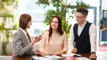 Compliance Officer | Studia I stopnia w Gdańsku | Uniwersytet WSB Merito w Gdańsku: Dwie kobiety i mężczyzna podczas ustaleń