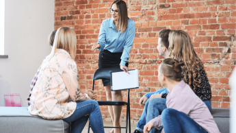 Psychologia menedżerska | Studia I stopnia w Gdańsku | Uniwersytet WSB Merito w Gdańsku: Psycholog rozmawia z grupą