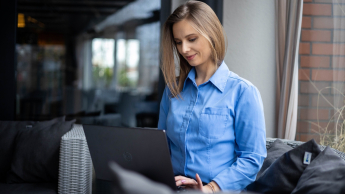 Neuroprzywództwo | Studia podyplomowe w Gdańsku | Uniwersytet WSB Merito w Gdańsku: Studentka z laptopem