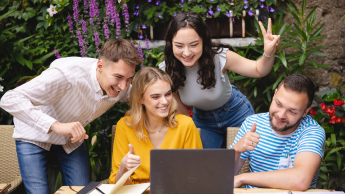 Angielski w służbie zdrowia | Studia II stopnia ze studiami podyplomowymi  | Uniwersytet WSB Merito w Gdańsku: Studenci w ogrodzie podczas połączenia online 