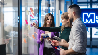 Zarządzanie przedsiębiorstwem | Uniwersytet WSB Merito w Gdańsku: Studenci pracują nad zadaniem z użyciem kolorowych karteczek