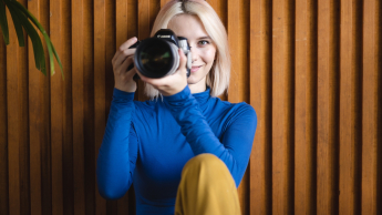 Grafika cyfrowa i kreacje multimedialne | Studia I stopnia w Gdańsku | Uniwersytet WSB Merito w Gdańsku: Studentka z aparatem w ręku