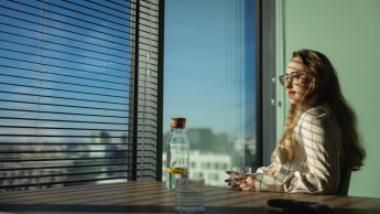 Biały wywiad | Studia I stopnia w Gdańsku | Uniwersytet WSB Merito w Gdańsku: Studentka przy dużym oknie 