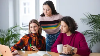 Administracja celno-skarbowa | Studia I stopnia w Gdańsku | Uniwersytet WSB Merito w Gdańsku: Studenci przy laptopie w biurze
