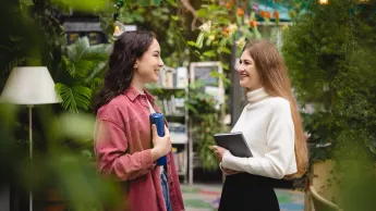 Studentki w zielonej przestrzeni