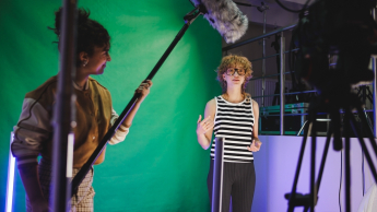 Produkcja audiowizualna w mediach cyfrowych | Studia I stopnia w Gdańsku | Uniwersytet WSB Merito w Gdańsku: Studentka w studio z green screenem podczas nagrania