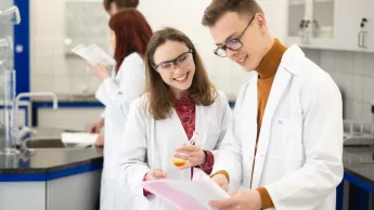 Studenci w laboratorium przyglądają się raportom