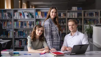Bezpieczeństwo ludzi i systemów w sytuacjach kryzysowych | Studia I stopnia w Gdańsku | Uniwersytet WSB Merito w Gdańsku: Studenci w bibliotece w formalnych strojach