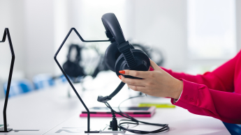 Filologia angielska z językiem hiszpańskim | Studia I stopnia w Gdańsku | Uniwersytet WSB Merito w Gdańsku: Słuchawki w laboratorium 