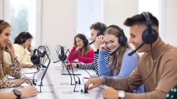 Filologia | Studia I stopnia w Gdańsku | Uniwersytet WSB Merito w Gdańsku: Studenci podczas warsztatów translatorskich