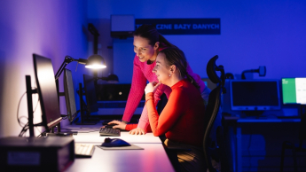 Zajęcia przy komputerze w granatowym świetle laserowym