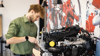 Lean w cyfrowych łańcuchach dostaw | Studia I stopnia w Gdańsku | Uniwersytet WSB Merito w Gdańsku: Student przy maszynie na warsztatach