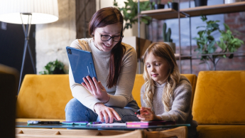 Pedagogika z animacją kultury i popularyzacją nauki  | Studia I stopnia w Gdańsku | Uniwersytet WSB Merito w Gdańsku: Kobieta z dziewczynką pomaga jej przy pracy