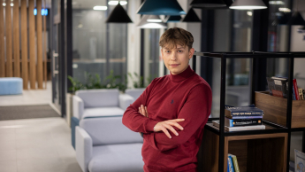 Projektowanie gier komputerowych | Studia podyplomowe w Gdańsku | Uniwersytet WSB Merito w Gdańsku: Student w bordowym swetrze na zdjęciu biznesowym