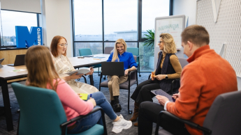 Digital Marketing Masterclass | Studia podyplomowe w Gdańsku | Uniwersytet WSB Merito w Gdańsku: Słuchacze studiów dyplomowych siedzą w grupie i omawiają zagadnienie