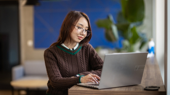 Wellbeing i bezpieczeństwo w pracy | Studia I stopnia w Gdańsku | Uniwersytet WSB Merito w Gdańsku: Studentka przy laptopie