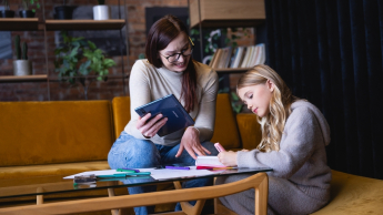 Przygotowanie pedagogiczne | Studia podyplomowe w Gdańsku | Uniwersytet WSB Merito w Gdańsku: Kobieta pomaga dziewczynce przy odrabianiu pracy domowej