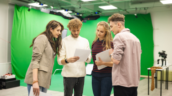 Komunikacja wizualna | Studia I stopnia w Gdańsku | Uniwersytet WSB Merito w Gdańsku: Studenci w studio z green screenem