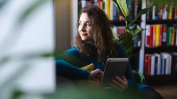 Wyniki wyszukiwania | Uniwersytet WSB Merito w Gdańsku: Zdjęcie kobiety w bibliotece
